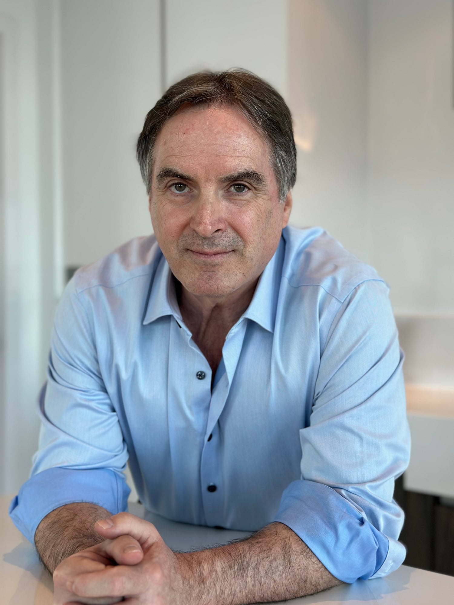 Photo de Denis Boucher portant une chemise bleue. Photo of Denis Boucher wearing a blue shirt.