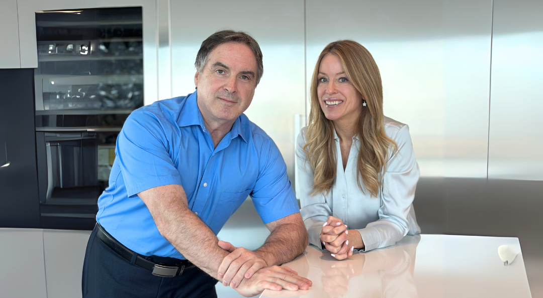 Isabelle Huot et Denis, souriants, présentés comme un duo d’experts dans une cuisine moderne.
Isabelle Huot and Denis, smiling, presented as a duo of experts in modern cuisine.